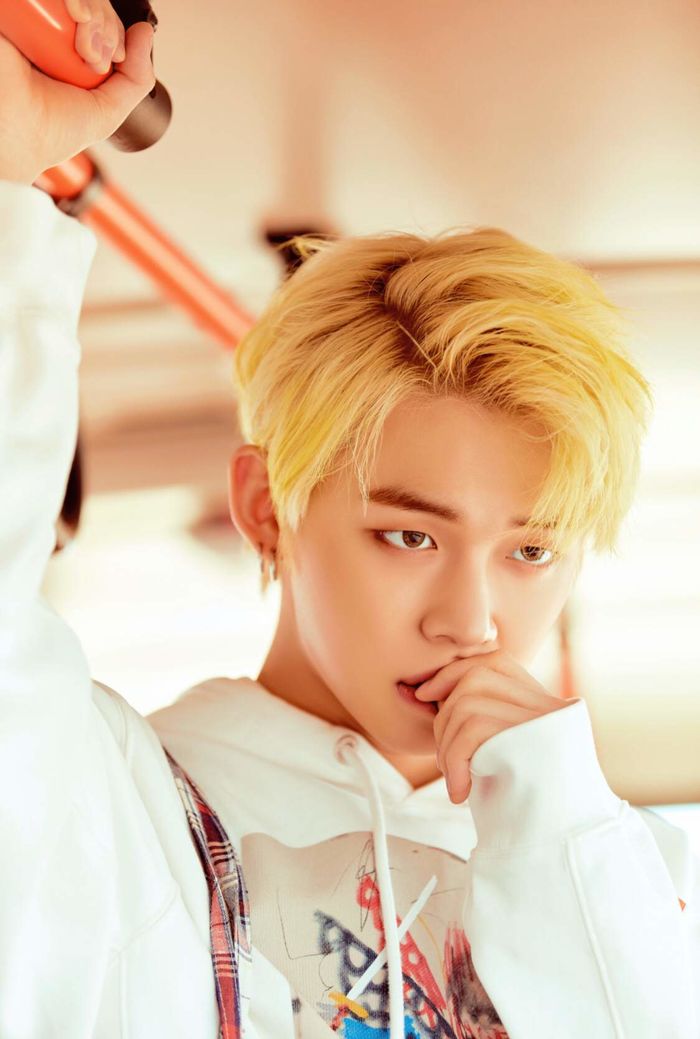 Những nam idol Kpop sở hữu mắt một mí vẫn hot rần rần
