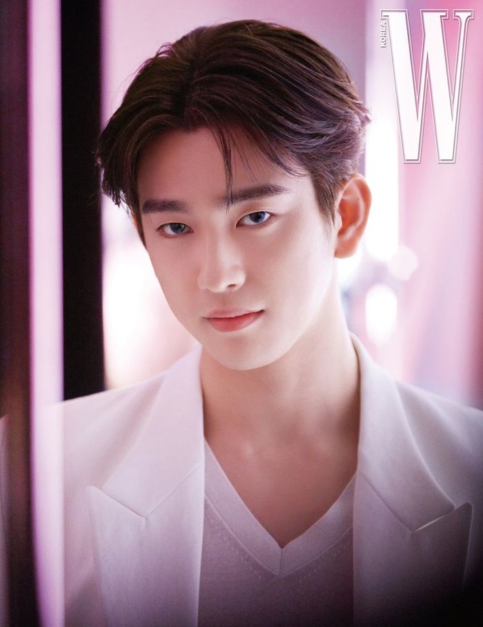 Những nam idol Kpop sở hữu mắt một mí vẫn hot rần rần