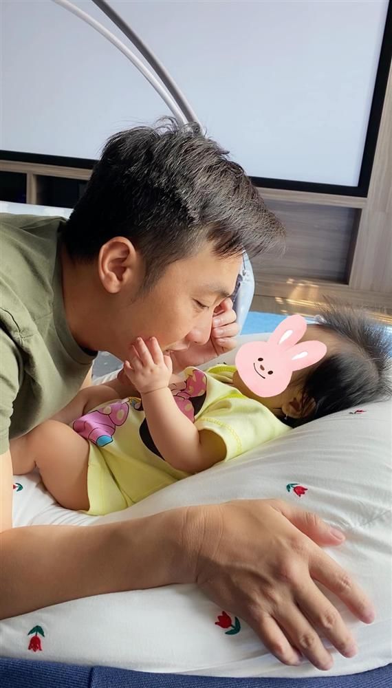 Vợ chồng Đàm Thu Trang - Cường Đô la bị nhắc vì chăm con bất cẩn