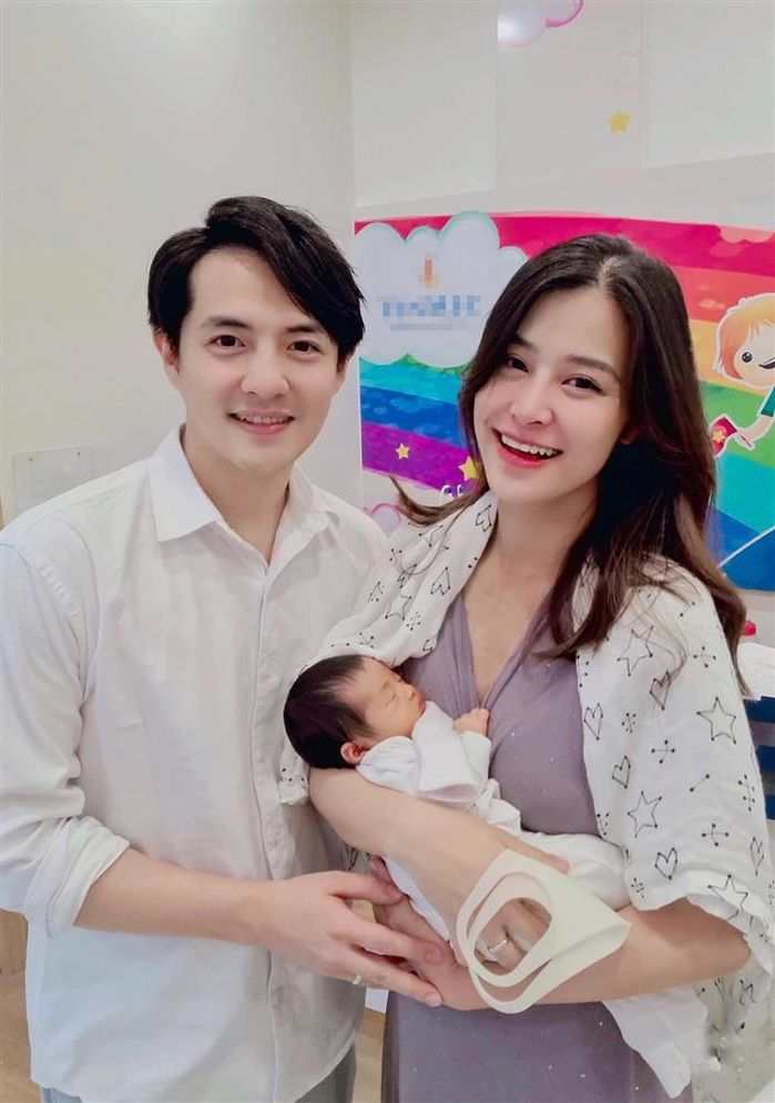 Vợ chồng Đông Nhi gọi facetime với con gái