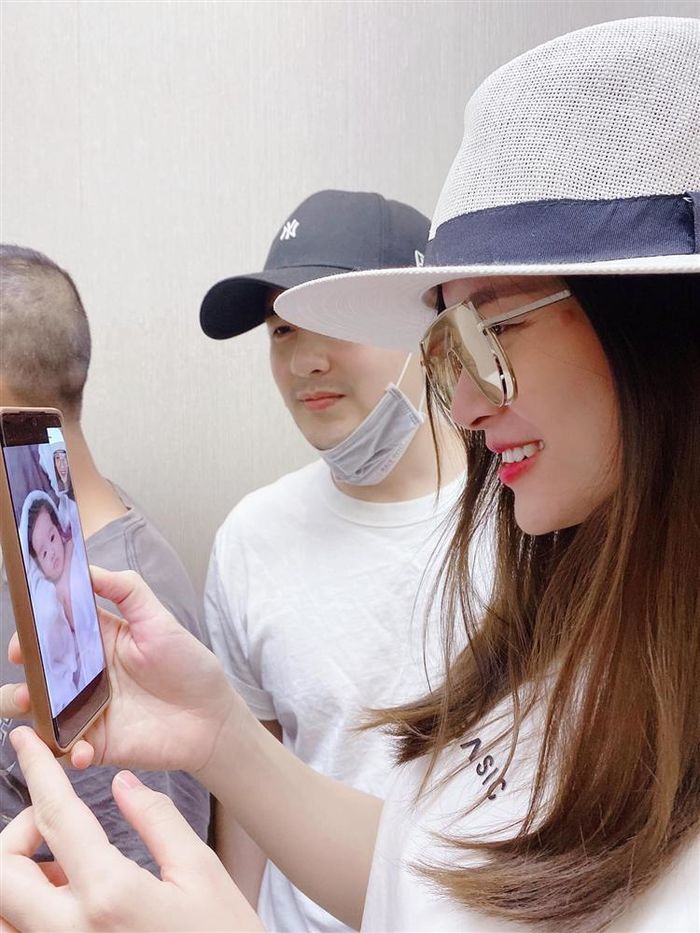 Vợ chồng Đông Nhi gọi facetime với con gái