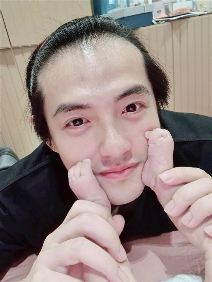 Vợ chồng Đông Nhi gọi facetime với con gái