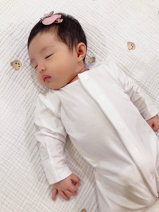 Vợ chồng Đông Nhi - Ông Cao Thắng lần đầu đưa con gái đi biển