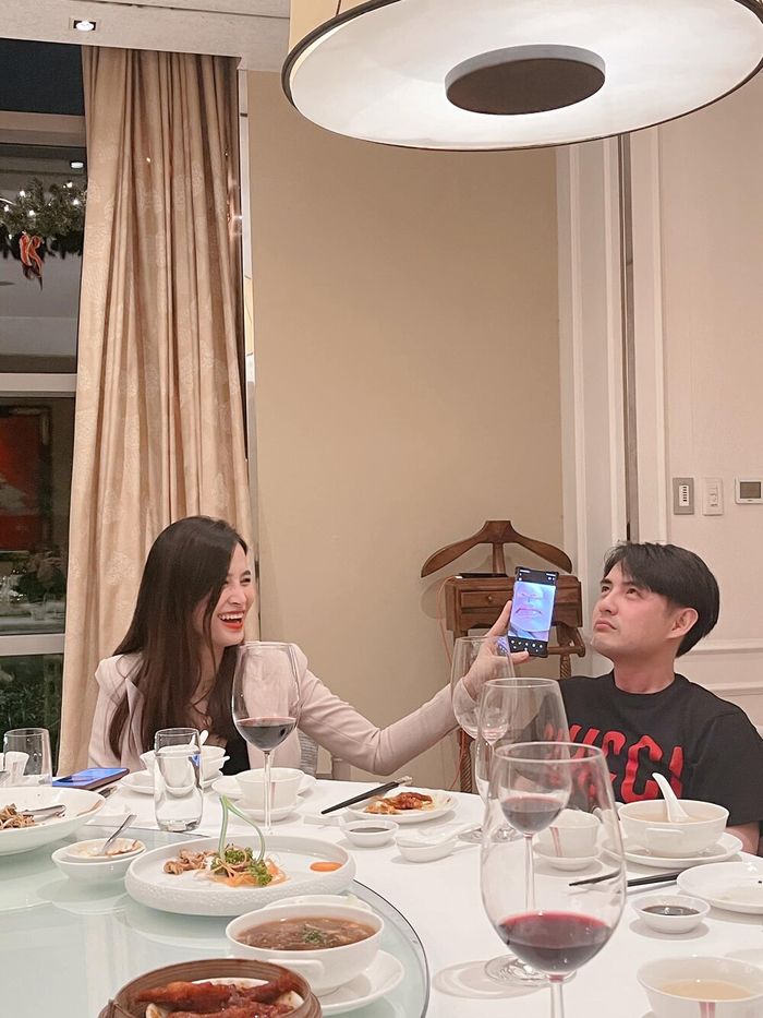 Vợ chồng Đông Nhi - Ông Cao Thắng lần đầu đưa con gái đi biển
