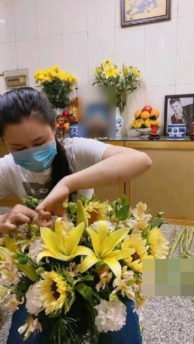 Vợ Vân Quang Long đến cắm hoa ở nơi thờ phụng chồng
