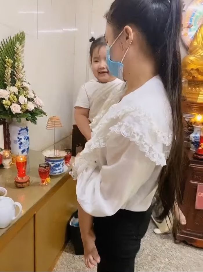 Vợ Vân Quang Long đến cắm hoa ở nơi thờ phụng chồng