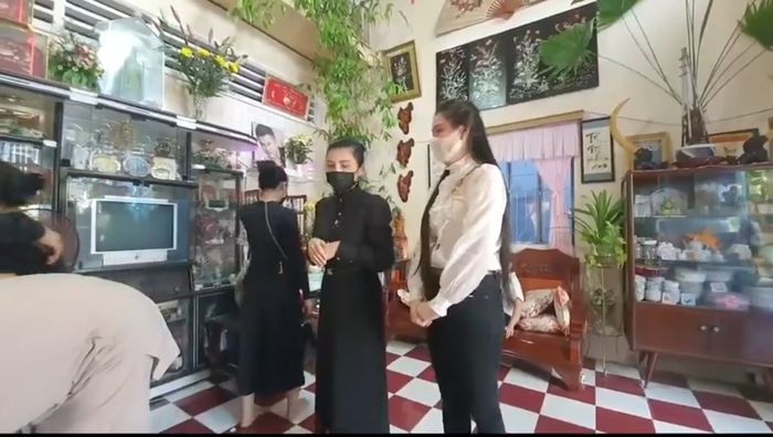 Vợ Vân Quang Long níu tay xin lỗi mẹ chồng