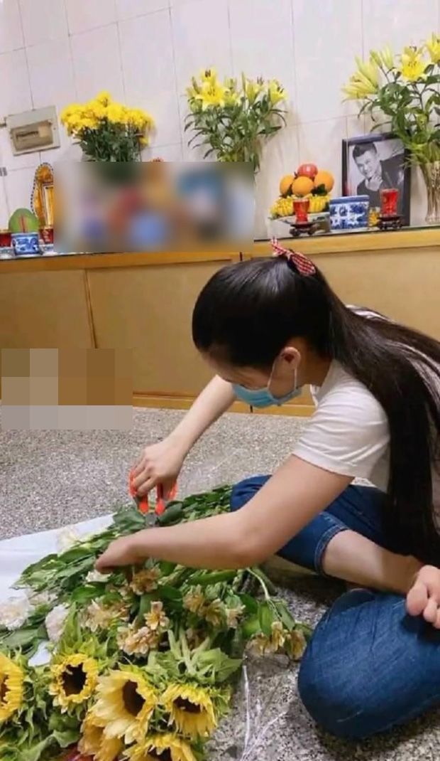 Vợ Vân Quang Long níu tay xin lỗi mẹ chồng