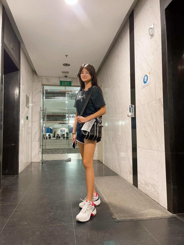 Vóc dáng của con gái Trương Ngọc Ánh
