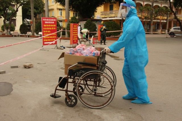 Hình ảnh trong bệnh viện dã chiến tâm dịch Chí Linh