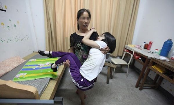 Cô gái liệt từ nhỏ bị bạn trai yêu qua mạng làm có bầu rồi bỏ