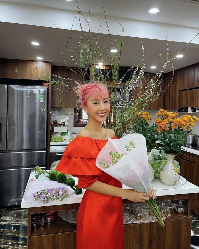 Mỹ nữ Việt đọ sắc với áo dài Tết: Quỳnh Anh Shyn style trễ vai lạ mắt