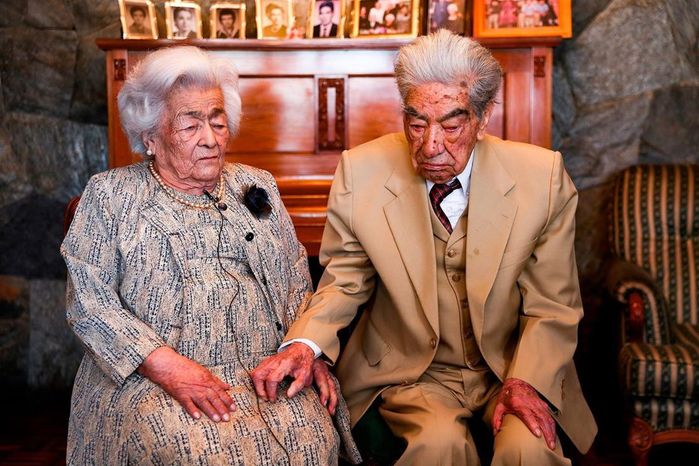 Cặp đôi già nhất thế giới chỉ cách yêu lâu bền