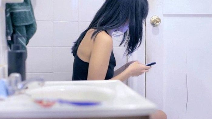 Những tác hại của việc dùng điện thoại khi đi WC