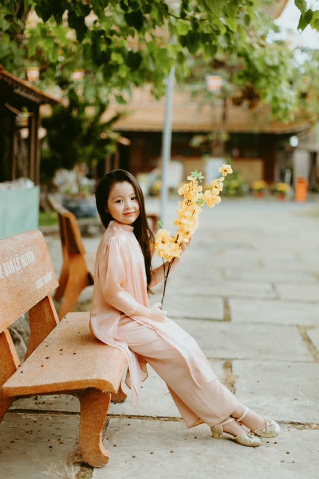 Con gái Elly Trần gây sốt với bộ ảnh diện áo dài Tết đi lễ chùa