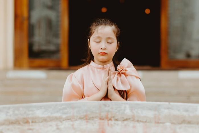 Con gái Elly Trần gây sốt với bộ ảnh diện áo dài Tết đi lễ chùa