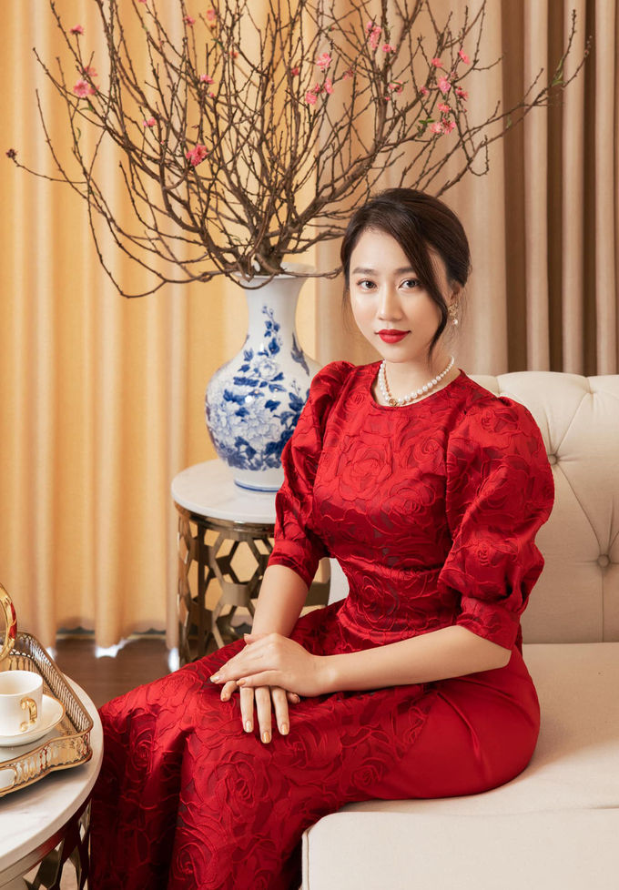 Mỹ nữ Việt đọ sắc với áo dài Tết: Quỳnh Anh Shyn style trễ vai lạ mắt