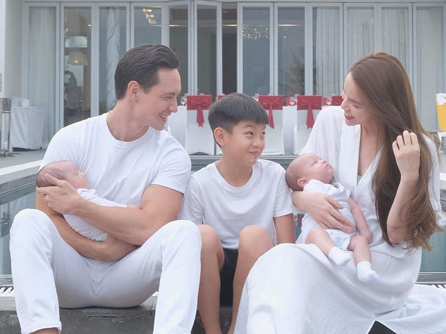 Cảnh bố bỉm của Kim Lý: Chăm con cực hài hước khiến Hà Hồ đau đầu