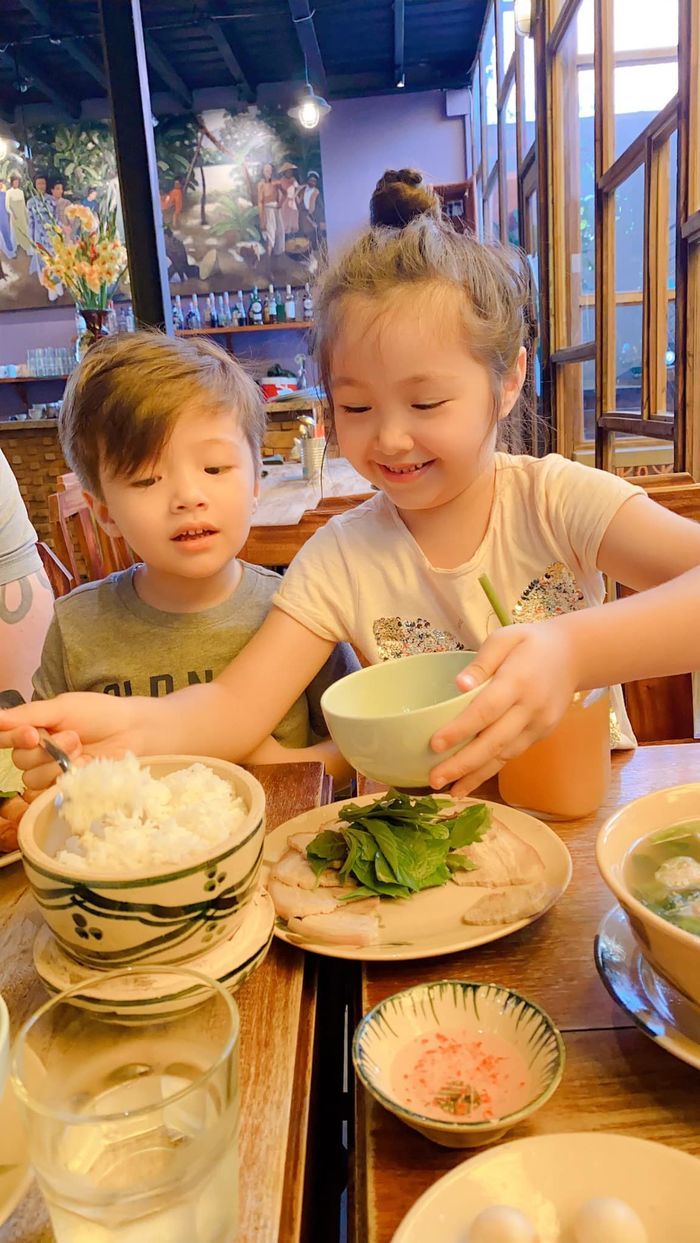 Con gái Elly Trần gây sốt với bộ ảnh diện áo dài Tết đi lễ chùa