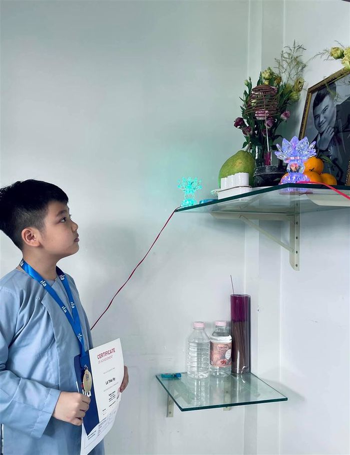 2 con Vân Quang Long khoe thành tích học tập trước bàn thờ bố