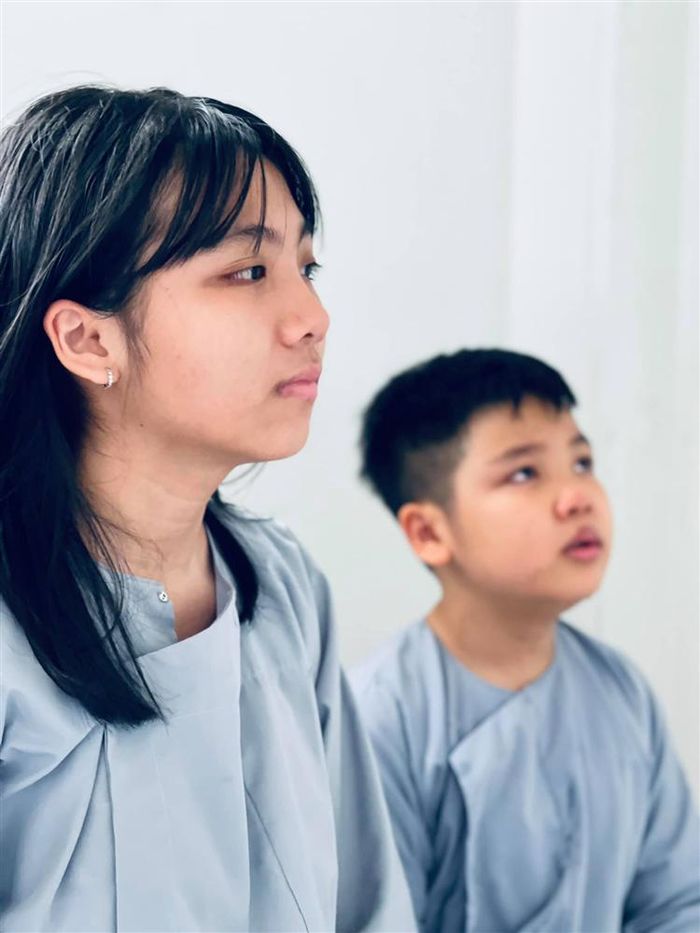 2 con Vân Quang Long khoe thành tích học tập trước bàn thờ bố
