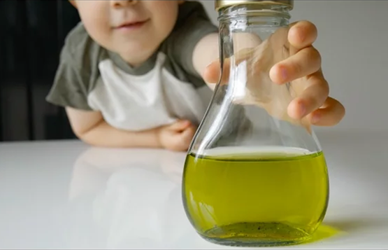 Bé gái bị tổn thương phổi, suy hô hấp vì uống nhầm dầu parafin