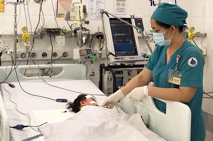 Bé gái bị tổn thương phổi, suy hô hấp vì uống nhầm dầu parafin