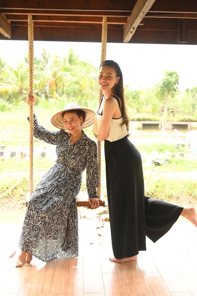 Tình yêu 40 năm gắn bó của bố mẹ Hồ Ngọc Hà
