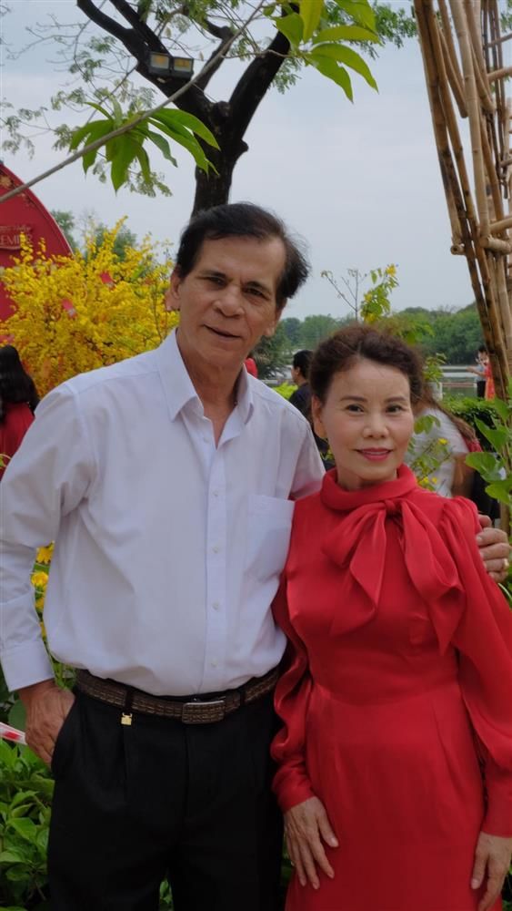 Tình yêu 40 năm gắn bó của bố mẹ Hồ Ngọc Hà