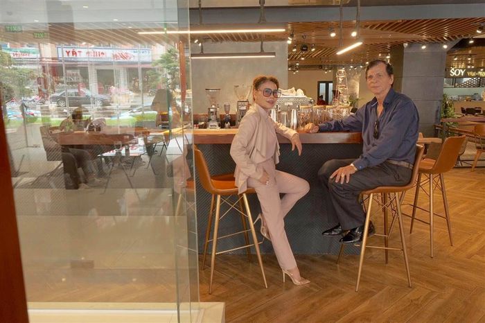 Tình yêu 40 năm gắn bó của bố mẹ Hồ Ngọc Hà