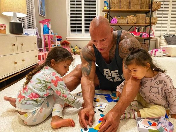Dwayne Johnson chăm con chuẩn ông bố mẫu mực