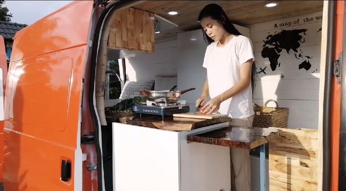Cặp vợ chồng chi hơn 200 triệu biến xe thành nhà di động để xuyên Việt