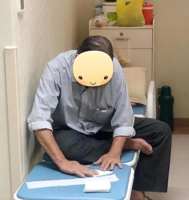 Người chồng tỉ mẩn xếp giấy vệ sinh cho vợ dùng trong viện