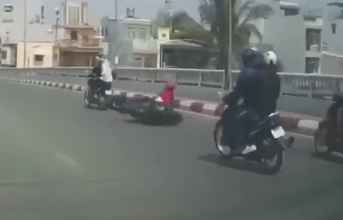 Cô gái bị ngã vì bị giật dây chuyền trên cầu ở Sài Gòn