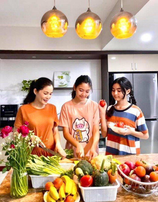 Con gái út nhà MC Quyền Linh cao 1m69 khi mới 12 tuổi