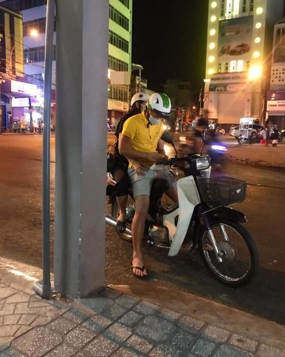 Công Vinh và Thủy Tiên đèo xe máy đi dạo phố