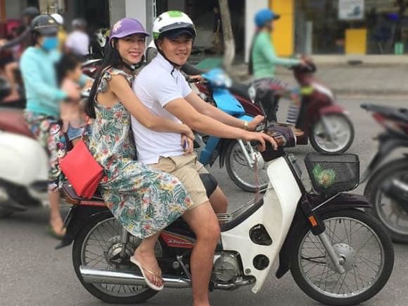 Công Vinh và Thủy Tiên đèo xe máy đi dạo phố