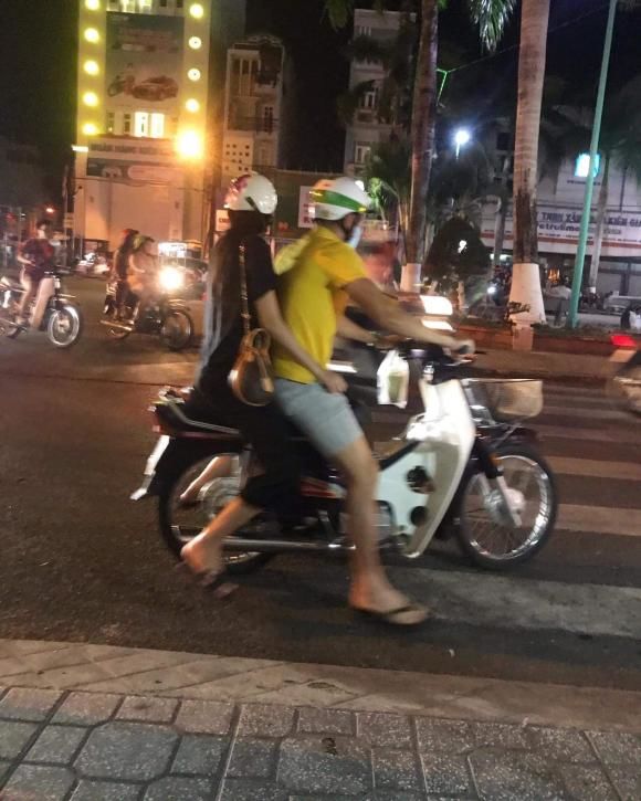 Công Vinh và Thủy Tiên đèo xe máy đi dạo phố
