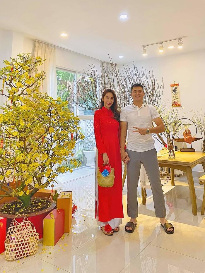 Công Vinh và Thủy Tiên đèo xe máy đi dạo phố
