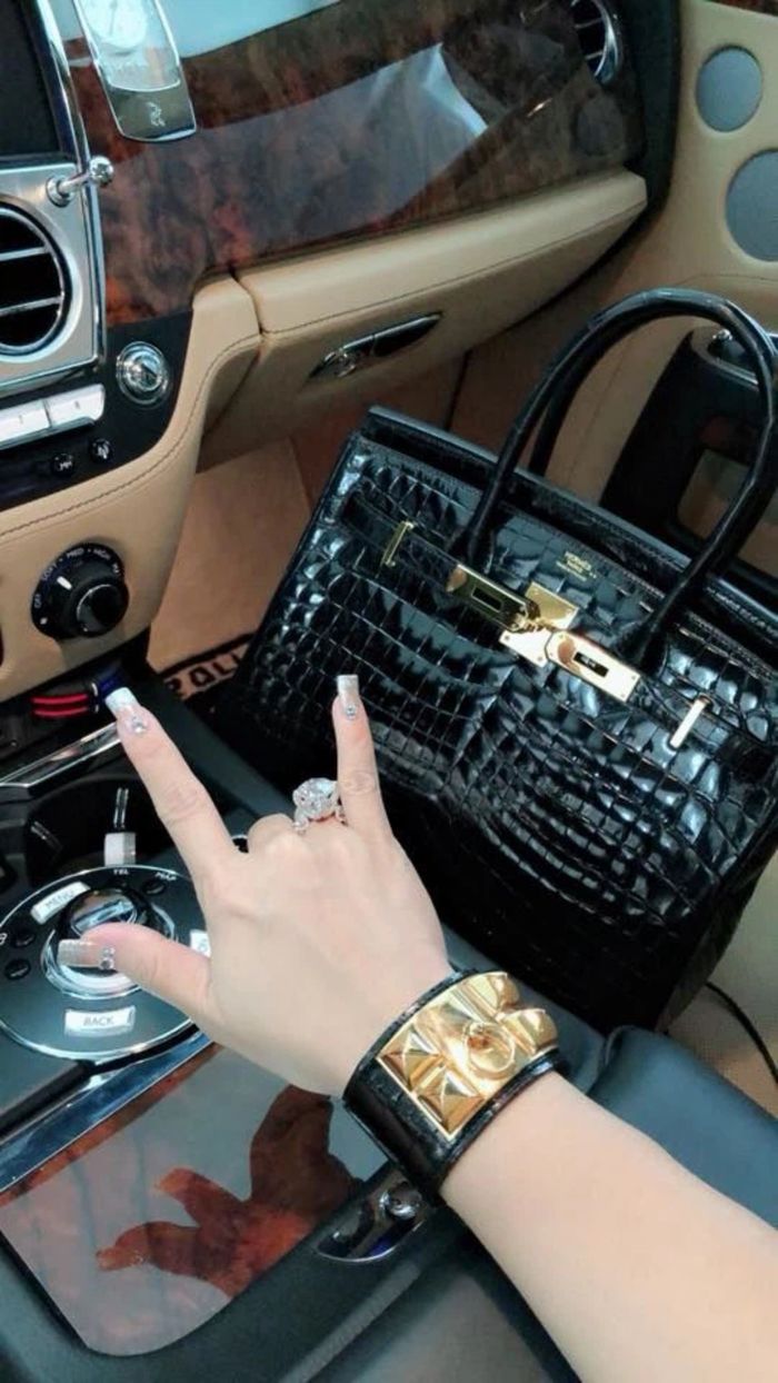 Cuộc sống giàu sang của vợ cả Minh Nhựa