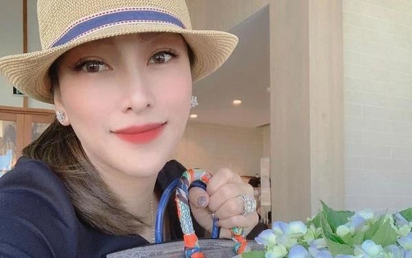 Cuộc sống giàu sang của vợ cả Minh Nhựa