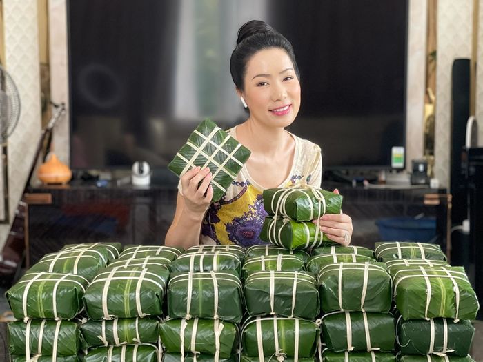 Dàn sao Việt gói bánh chưng đón Tết Nguyên Đán 2021