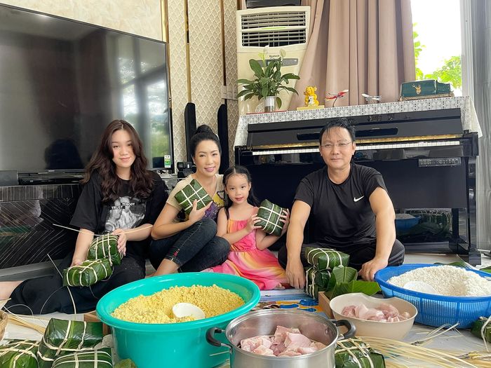 Dàn sao Việt gói bánh chưng đón Tết Nguyên Đán 2021
