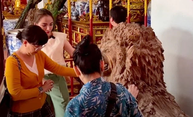 Dàn nghệ sỹ đến thăm nhà thờ tổ của Hoài Linh đầu năm 2021