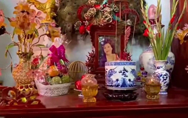 Dàn nghệ sỹ đến thăm nhà thờ tổ của Hoài Linh đầu năm 2021