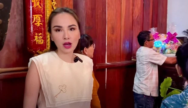 Dàn nghệ sỹ đến thăm nhà thờ tổ của Hoài Linh đầu năm 2021