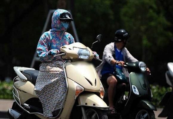 Cô gái để khăn chống nắng cuốn vào bánh xe
