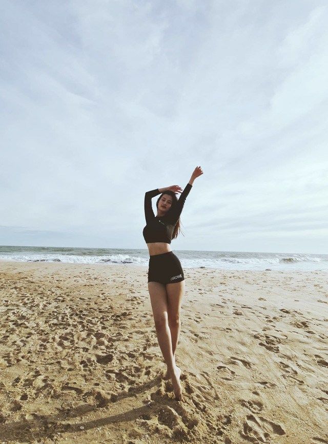Đông Nhi khoe trọn vòng eo chỉ hơn 3 tháng sau sinh