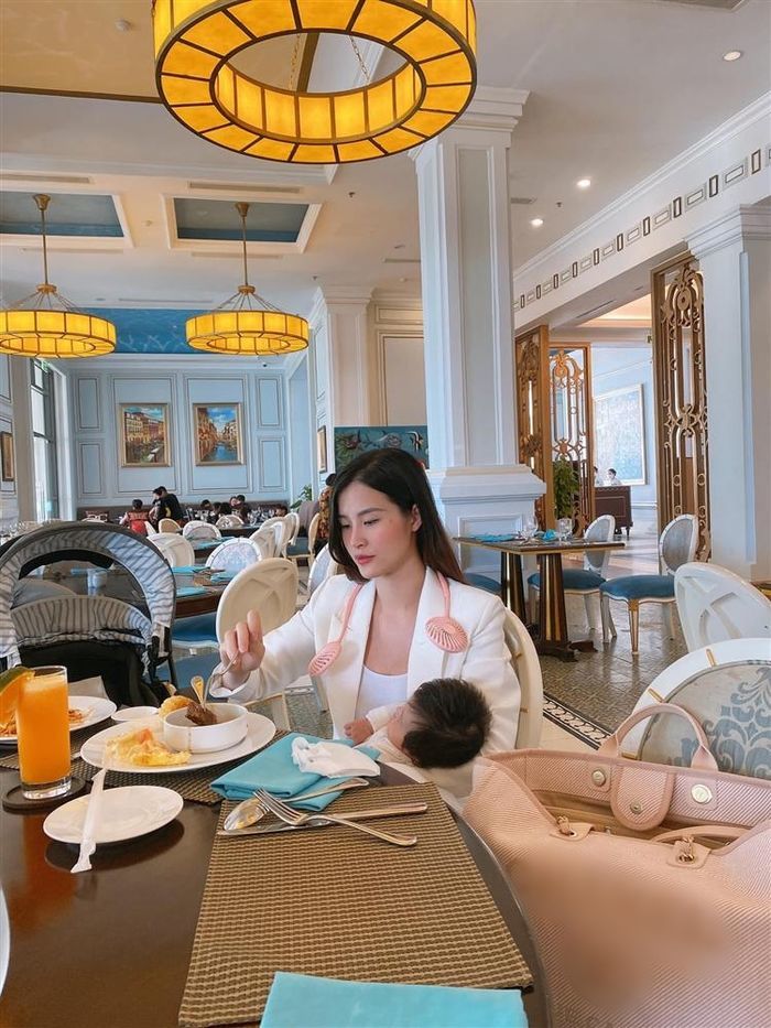 Đông Nhi khoe trọn vòng eo chỉ hơn 3 tháng sau sinh