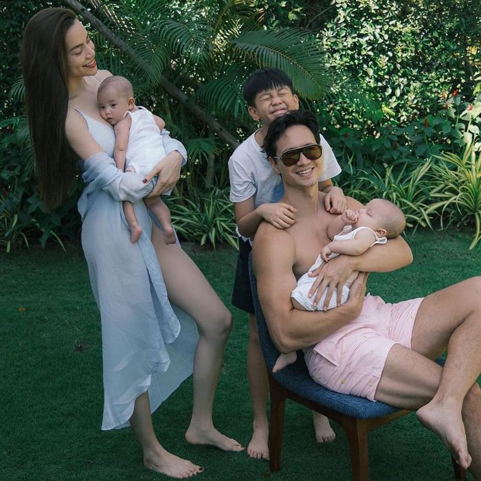 Hồ Ngọc Hà chụp hình cùng Kim Lý và các con